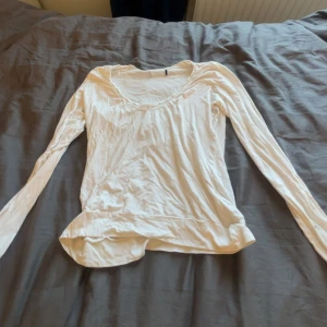 Vit långärmad topp med spetsdetalj - Säljer en jätte snygg vit tröja med spets. Säljer pågrund av storleken är för liten för mig. Den är i S men funkar även som Xs. Dock är lappen avklippt men troligtvis från Hm