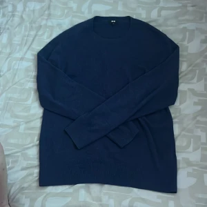 Kashmirtröja - Mörkblå Kashmir från Uniqlo. Nypris 1500. Storlek M men passar även L