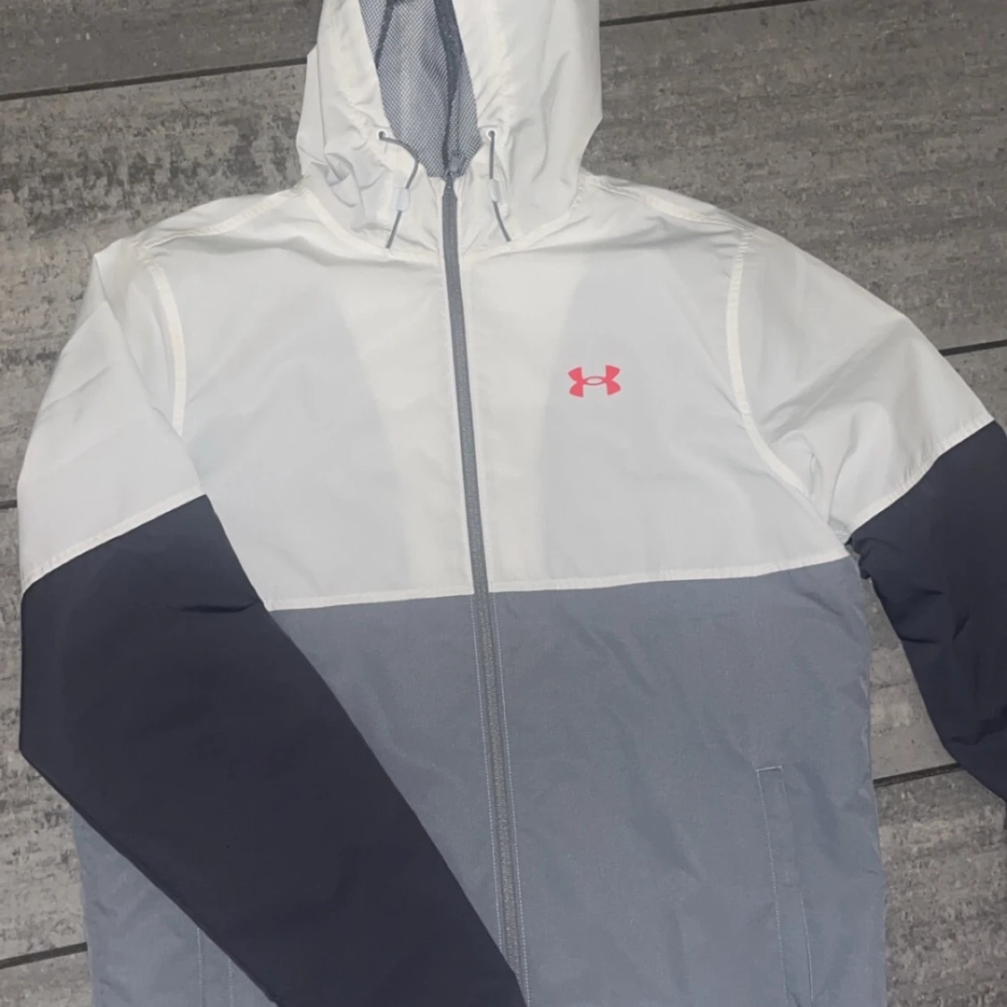 Under Armour vindjacka med huva