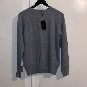 Kashmir tröja - Snygg och trendig Kashmir tröja köpt på Oscar Jocobson. Nypris 1200kr. Tags finns och medkommer vid köp. Storlek XS men sitter som S/M. Väldigt skönt material utan skador, fläckar eller något fel med tröjan. Tveka inte att höra av!