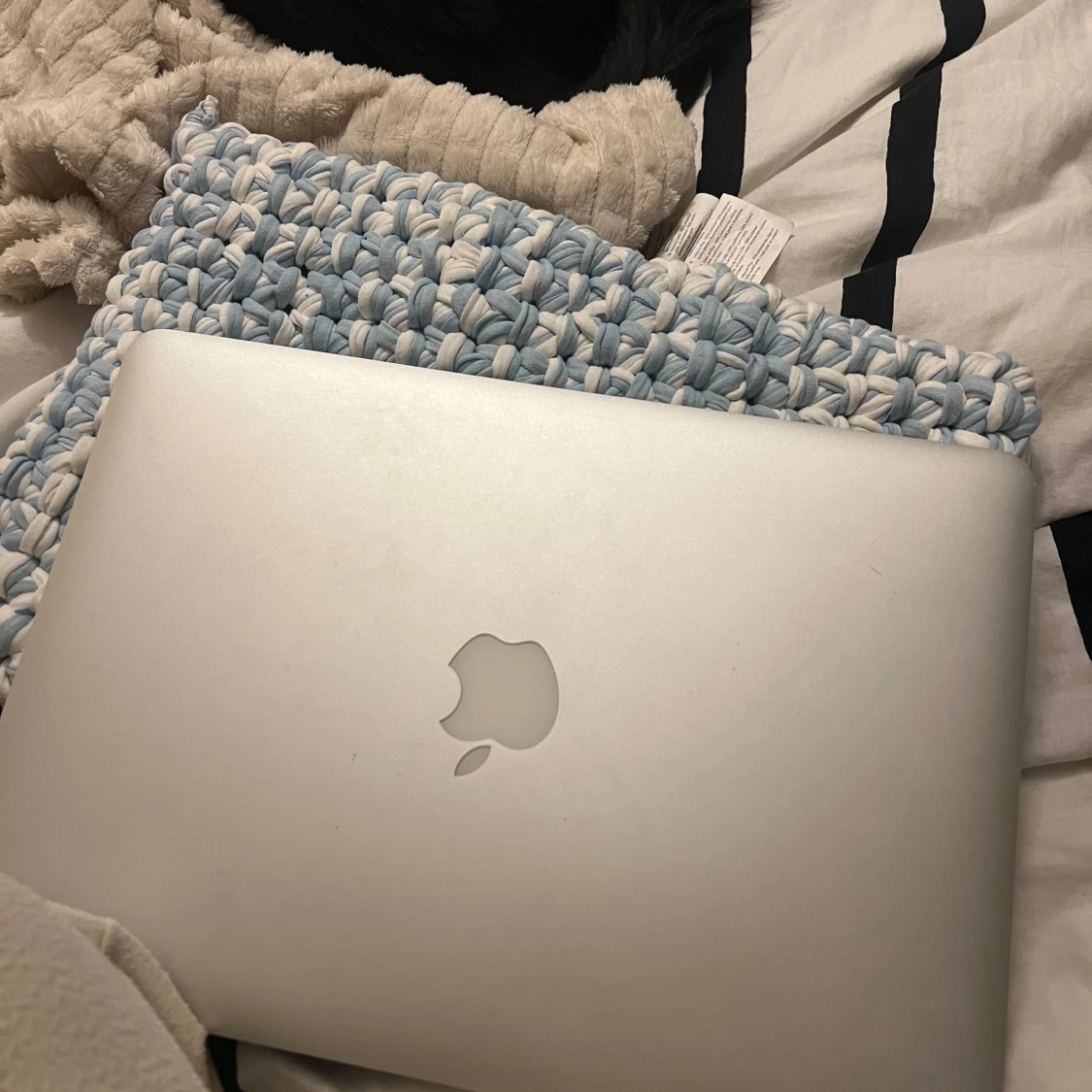 Stickad ljusblå och vit datorväska - 2