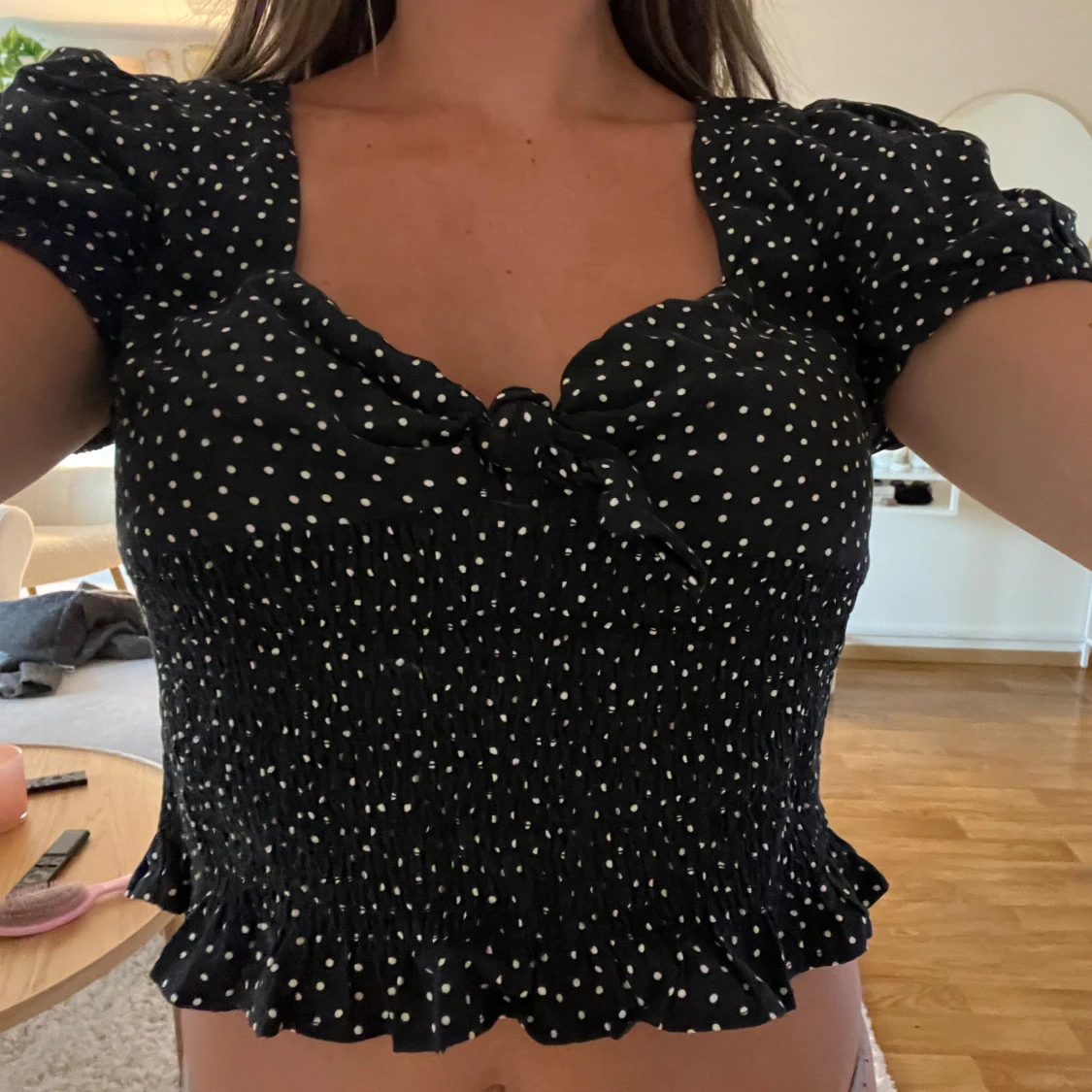 Svart prickig blus med knyt