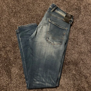 Replay jeans - Tja! Säljer då dessa feta replay anbass jeans, jeansen har små slitningar på bak fickorna samt en större under framfickan,storlek w30 L32,tvek inte och höra av dig!