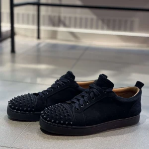 Christian Louboutin Marinblå sneakers med nitar - Säljer ett par Marinblå Christian Louboutin som jag inte använder längre. För dom har blivit för små. Det är storlek 43 