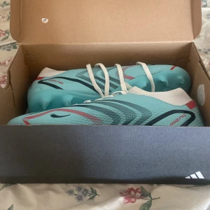 Fotbollsskor från adidas - Helt ny och används för båda killar och tjejer. Kommer också med boxen.