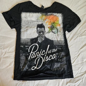 Panic! at the Disco Bandtröja - Panic! at the Disco-bandtröja från albumet Too weird to live too rare to die. Obs! Halslinningen är modifierad, jag tog bort modden och fållade på nytt. 