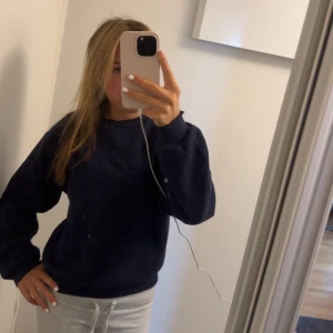 Mörkblå collegetröja från gina tricot - En basic mörkblå sweatshirt från Gina Tricot med rund halsringning. Storlek xxs men passar xs eller s eftersom tröjan har en loose passform. Perfekt för chill dagar eller när du vill ha en enkel stil. Nytt skick!