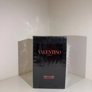 Valentino Uomo Born In Roma Coral - Helt ny, oöppnad och i originalförpackning.  Born in Roma Coral Fantasy är en livlig och modern doft som öppnar med saftiga röda frukter och friska citrusnoter, balanserat av en feminin blommig hjärta och en varm, elegant bas. En energisk och förförisk doft som passar perfekt både till vardag och fest.  💎 Nypris: ca 1500 kr 💰 Mitt pris: 689 kr  Hör av er för fler bilder eller frågor!   Priset kan diskuteras vid snabb och smidig affär 🙌🏽