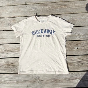 Baby tee - En jätte fin baby tee i storlek 140 - sitter som en XS baby tee, passar (xxs - s). Helt ny från lager 157. Inte genomskinlig och tjockt tryck som inte kommer försvinna i tvätten! 