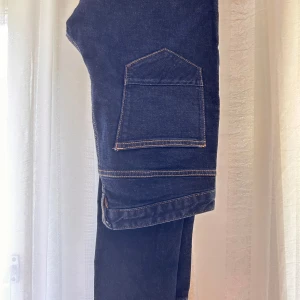Scotch & Soda mörkblå jeans W30 L32 - Mörkblå jeans från Scotch & Soda med snygga kontrastsömmar och klassisk femficksdesign. Byxorna har  raka ben. Tillverkade i bomull med en skön passform som funkar till många stilar. 