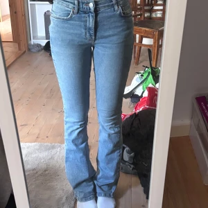 Ljusblå bootcut jeans Gina tricot - Säljer ett par ljusblå Gina Tricot jeans med klassisk bootcut och hög midja. Jeansen har fem fickor, dragkedja och knapp framtill. Tillverkade i mjukt denimtyg som sitter snyggt och ger en tidlös look.