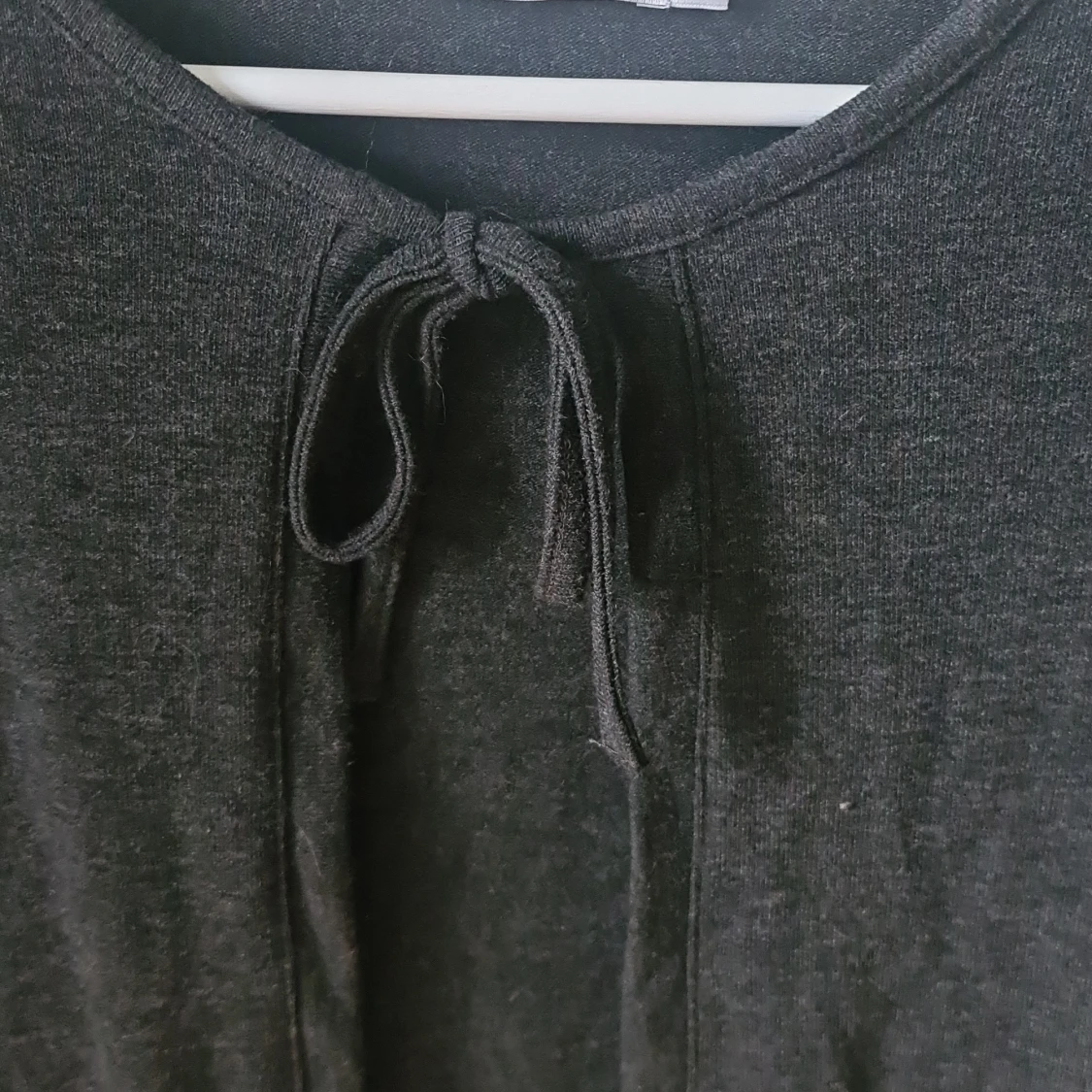 Svart långärmad topp med knyt - 3