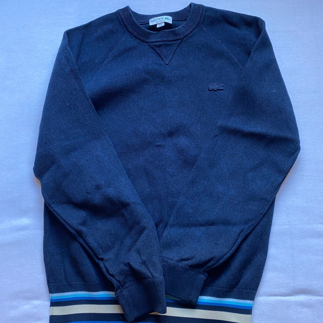 Mörkblå Lacoste sweatshirt med ränder