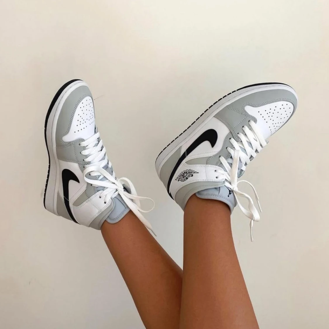 Nike Air Jordan 1 Mid i vitt och grått