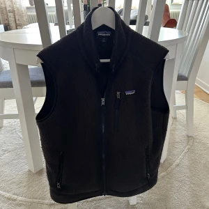 Patagonia väst  - Svart fleece väst från Patagonia  Fint skick och varsamt använd Storlek M Hör gärna av er vid frågor!