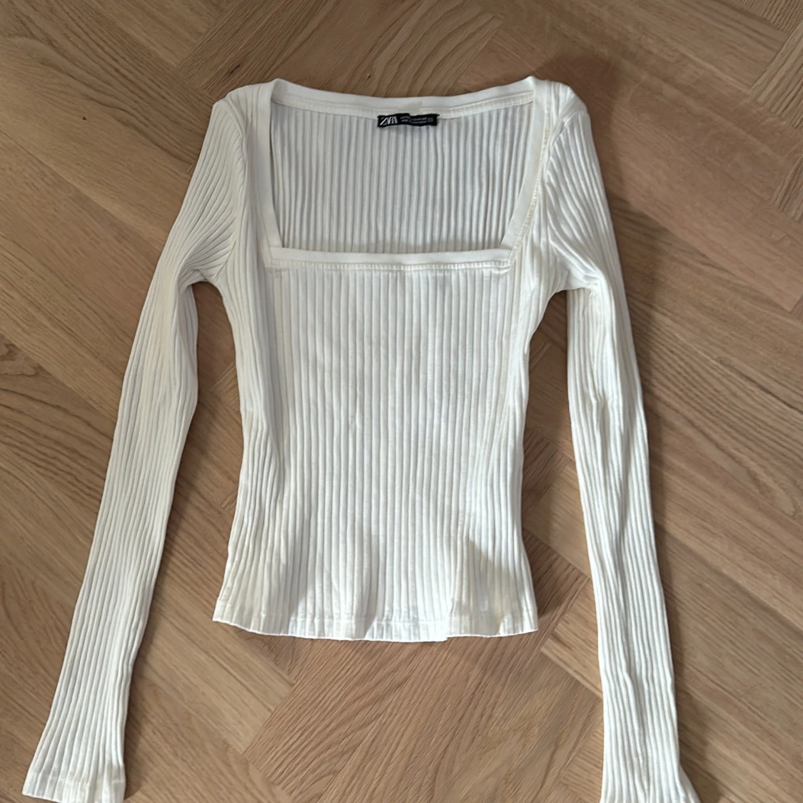 Vit ribbad långärmad topp från Zara