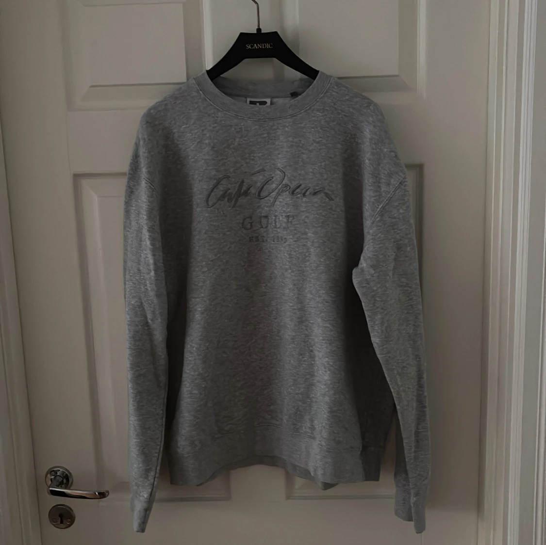 Grå sweatshirt med tryck