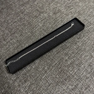 Tunt silverfärgat armband i kedja - Snyggt och stilrent armband i silverfärg med tunn tvinnad kedja. Justerbar längd med flera öglor och enkel karbinhake. Perfekt för dig som gillar minimalistiska smycken och vill ha något diskret men ändå elegant på handleden. Helt nya oanvända Vid retur står köparen för Frakten/Returen. Jag ansvarar inte för postens slarv.