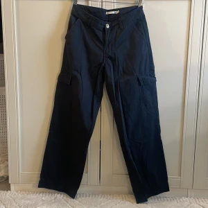 Cargio byxor - Svarta cargio byxor i storlek xs från lager 157, låg midja 