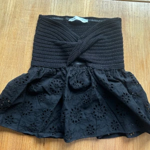 Svart topp från Zara - Supersöt svart topp från Zara! Storlek S! Toppen är i mycket bra skick då den inte använts så mycket, därav säljer jag den nu😊 