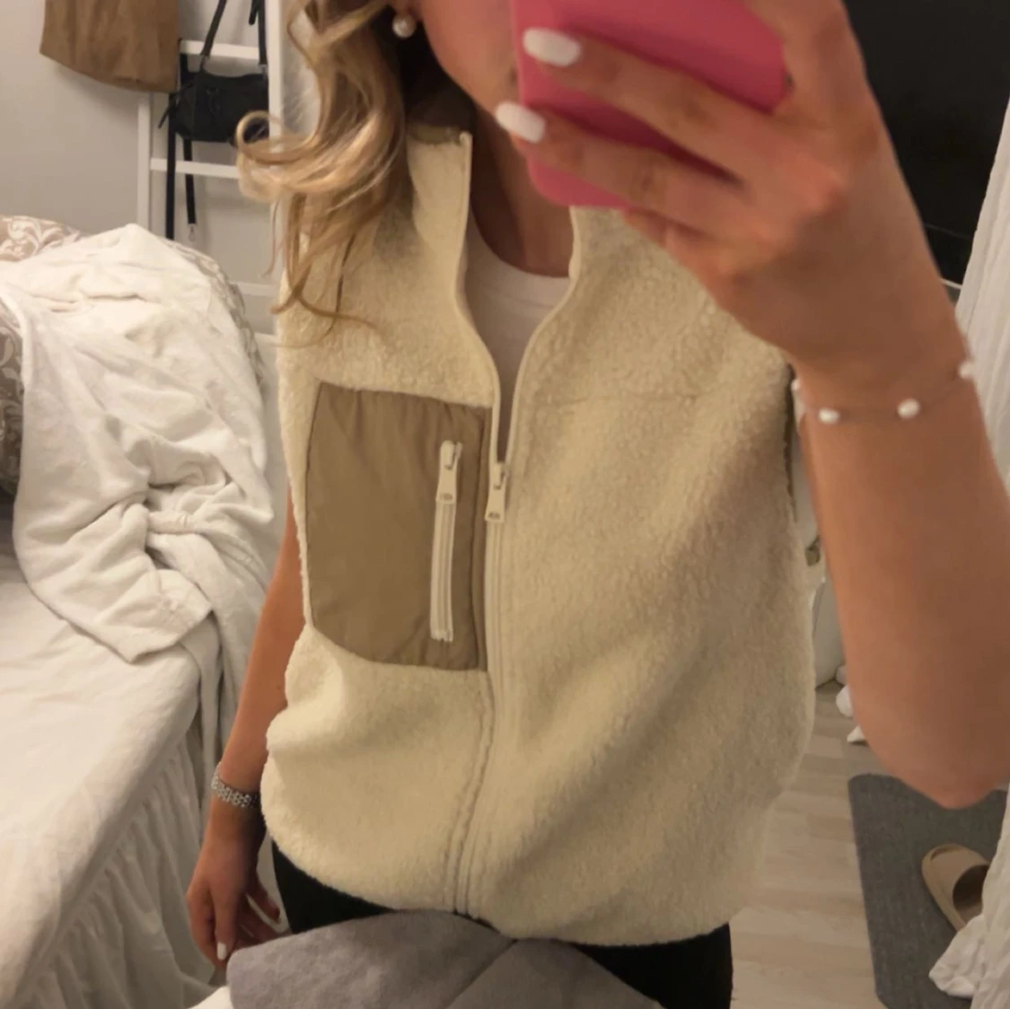 Beige fleeceväst med dragkedja och ficka