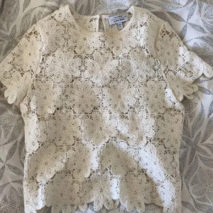 Blommig spetsblus från & Other Stories - super fin blus från & other Stories💕knappen bak i nacken har gått sönder, men går att ha på sig den ändå eller sätta dit en säkerhetsnål💕