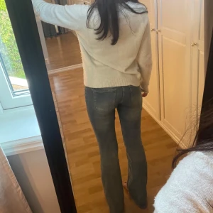 Blå bootcut jeans från Bershka - Snygga blå jeans från Bershka i bootcut-modell med klassisk femficksdesign. Jeansen har en något högre midja och är tillverkade i ett mjukt denimtyg som sitter skönt. Perfekta för dig som gillar en retroinspirerad look med utsvängda ben.