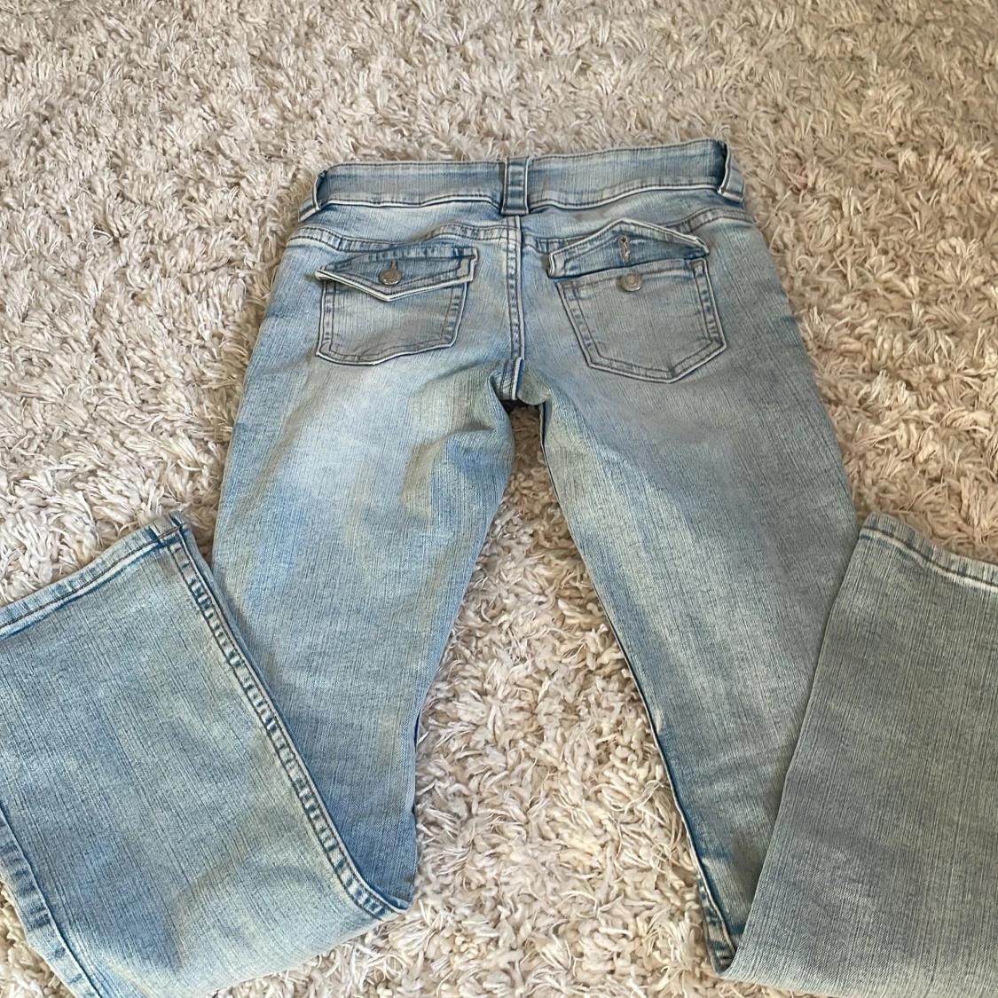 Bootcut jeans i ljusblå denim från H&M - 4