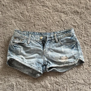 Ljusblå jeansshorts  - Snygga ljusblå jeansshorts med låg midja. Står ingen storlek men skulle gissa på att det är en xs/s