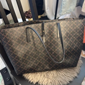 Mönstrad shoppingväska By Malene Birger - Jätte snygg väska till hösten!!💕
