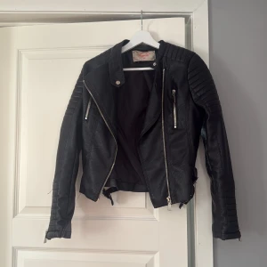 Svart skinnjacka med dragkedjor - Snygg svart skinnjacka från Chiquelle stolekem är 38 men är  liten i stoleken. Väldigt lite använd