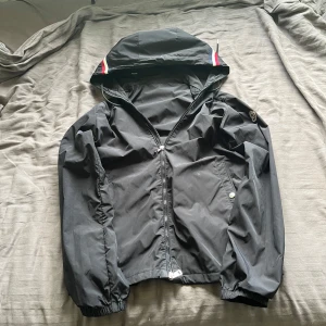 Svart windbreaker från Moncler - Svart windbreaker från Moncler. Storlek m (2) 