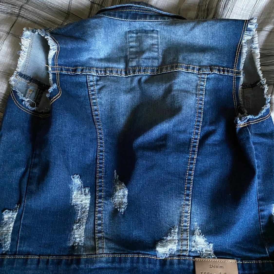 Blå jeansväst med pärldetaljer - 1