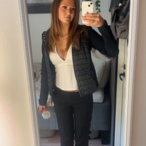 Parajumpers Cardigan !!! - Svart cardigan från parajumper, Köpt i januari 2025. Intressekoll och kanske sälja. Jackan har inga defekter, revor eller hål. Pris kan diskuteras.