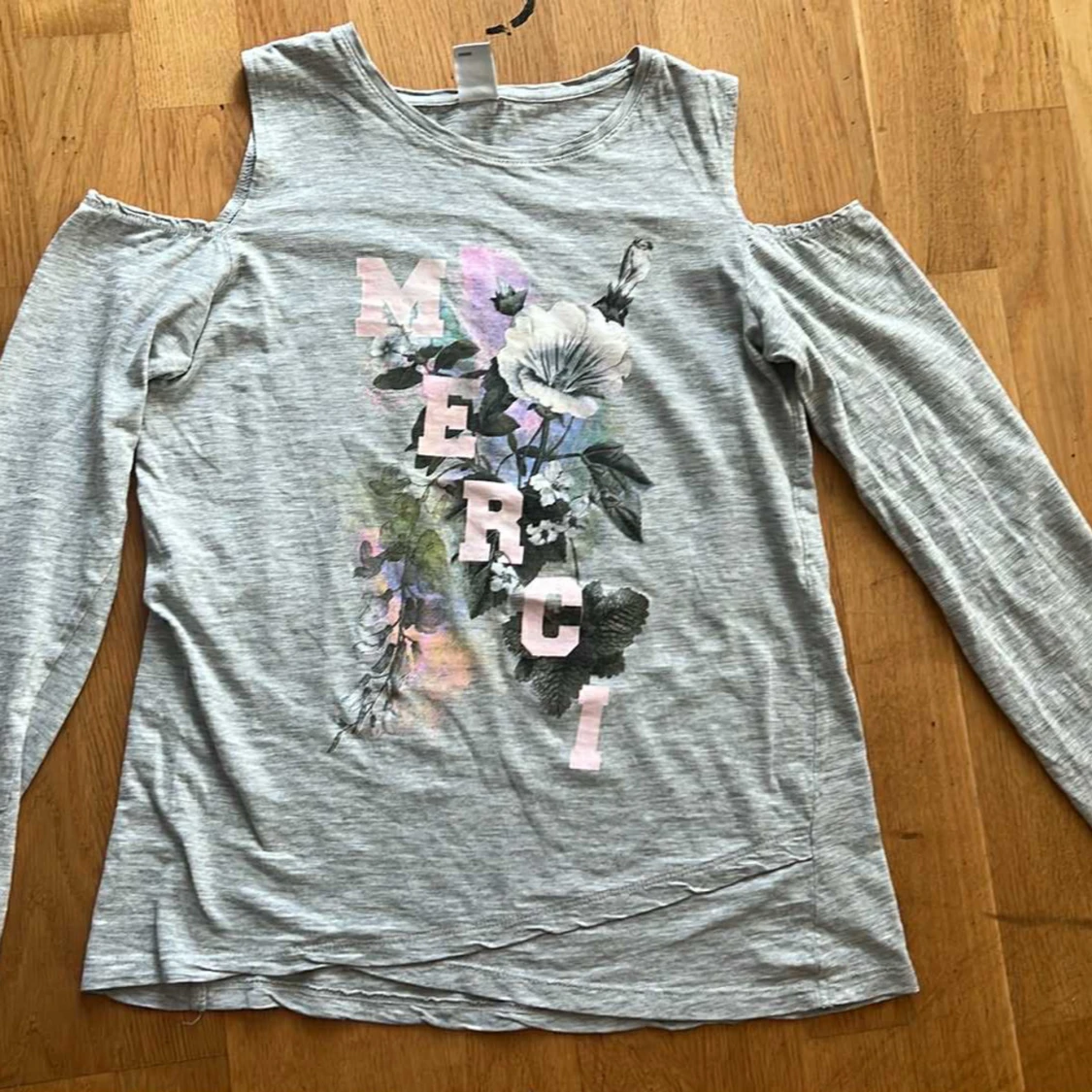 Grå långärmad topp med blommor