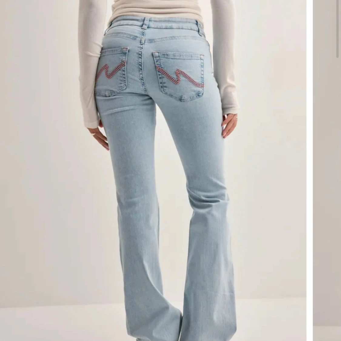 Bootcut ljusblå jeans med hål från Nelly - 1