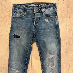 Jack & Jones jeans  - Jack & Jones jeans | Skick - 10/10 | Size - 29/32 | Fraktar via postnord eller instabox på köparens bekostnad | Hör av dig vid minsta fråga eller fundering // Nitro 🤩