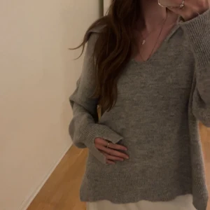 Grå mysig tjocktröja från Dilvin - Mysigaste grå tjocktröjan från dilvin med v-ringning och bred krage. Den har en väldigt oversized fit och är den gosigaste och varmaste tröjan som finns! 🩶🩶