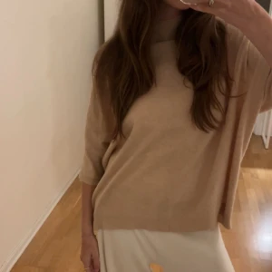 Beige tjocktröja med hög krage  - Säljer denna så söta beigea tröjan med hög krage och trekvartsärmar. Tröjan har en lösare passform, är supermjuk och är i Storlek S💖💖