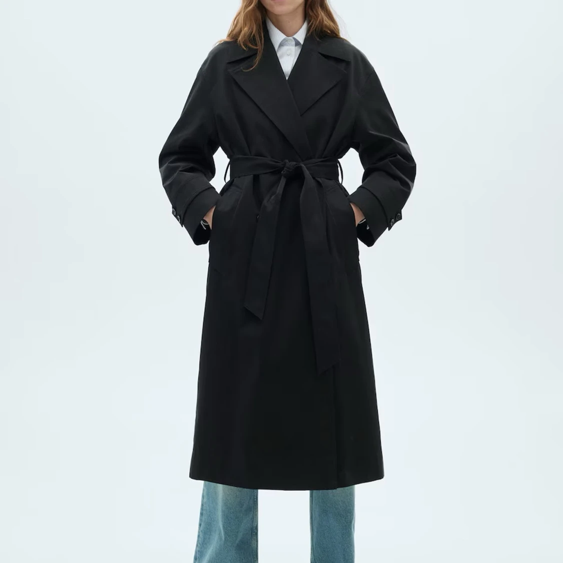 Svart trenchcoat från Mango