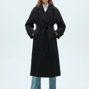 Svart trenchcoat från Mango - Storlek Xs, använt 1 gång bara. Jätte fin. Hämtas i göteboeg eller frakt.