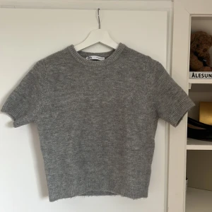 Grå stickad kortärmad tröja Zara - Supermjuk grå stickad tröja från Zara med korta ärmar och rund hals. Storlek XS, helt ny!!