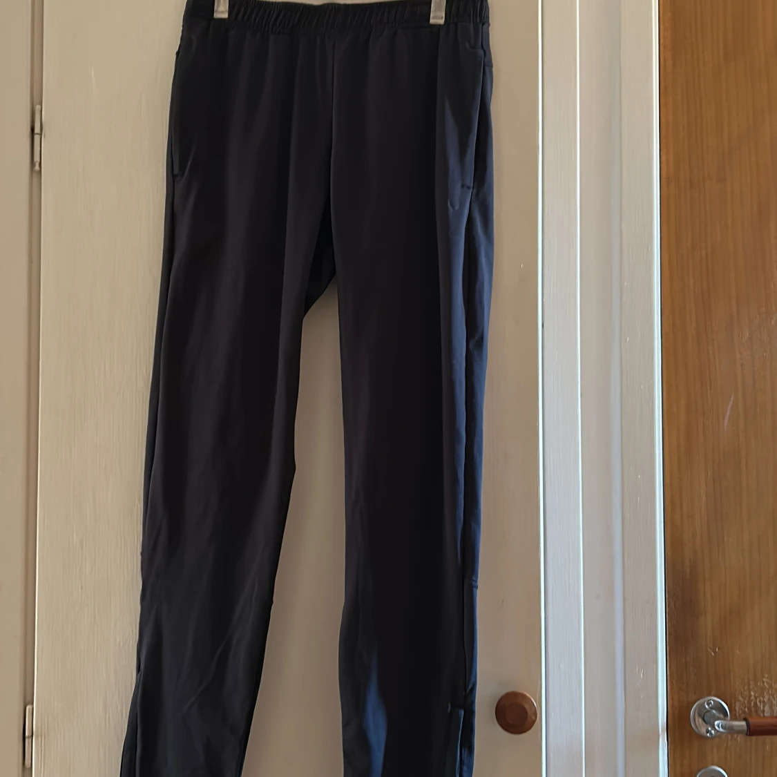 Svarta träningsbyxor med dragkedjor