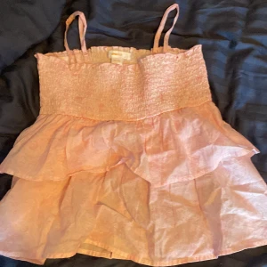 Ljusrosa volangig linnetopp - Säljer en söt rosa top från Gina tricot. 💕