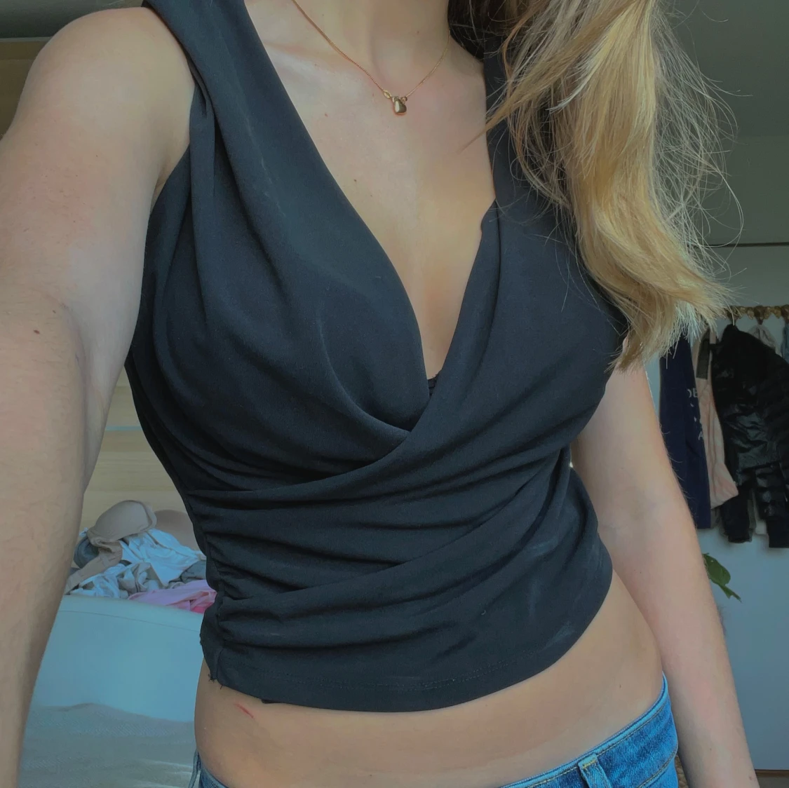 Svart omlott croppad fest topp // Bikbok // Xs/34 - 1