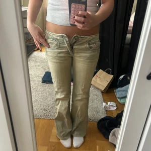 Lågmidjade bootcut jeans från Diesel - Snygga ljusbeiga/gulaktiga lågmidjade jeans från Diesel med bootcut passform. 