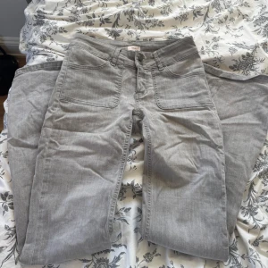 Nelly jeans  - Ett par skiiit snygga jeans från Nelly i storlek 36, använda en gång och har också knappar på baksidan men har tyvärr inte bild på det💕