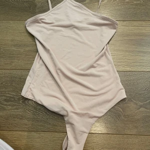 body - Beige body från H&M i storlek XS. Aldrig använd
