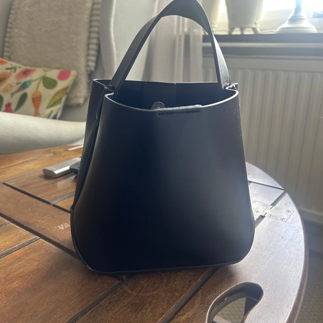 Svart handväska från Gina Tricot