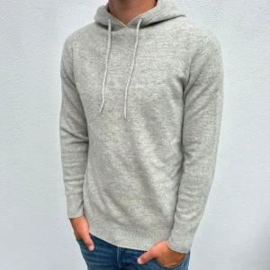 Kashmir/Merino hoodie - En schysst ljusgrå Kashmir/Merino hoodie | Storlek XS | Modellen som är 177cm lång, passar mindre | Endast använd 1 gång, därför skick 10/10 | Hör av dig vid frågor🌟
